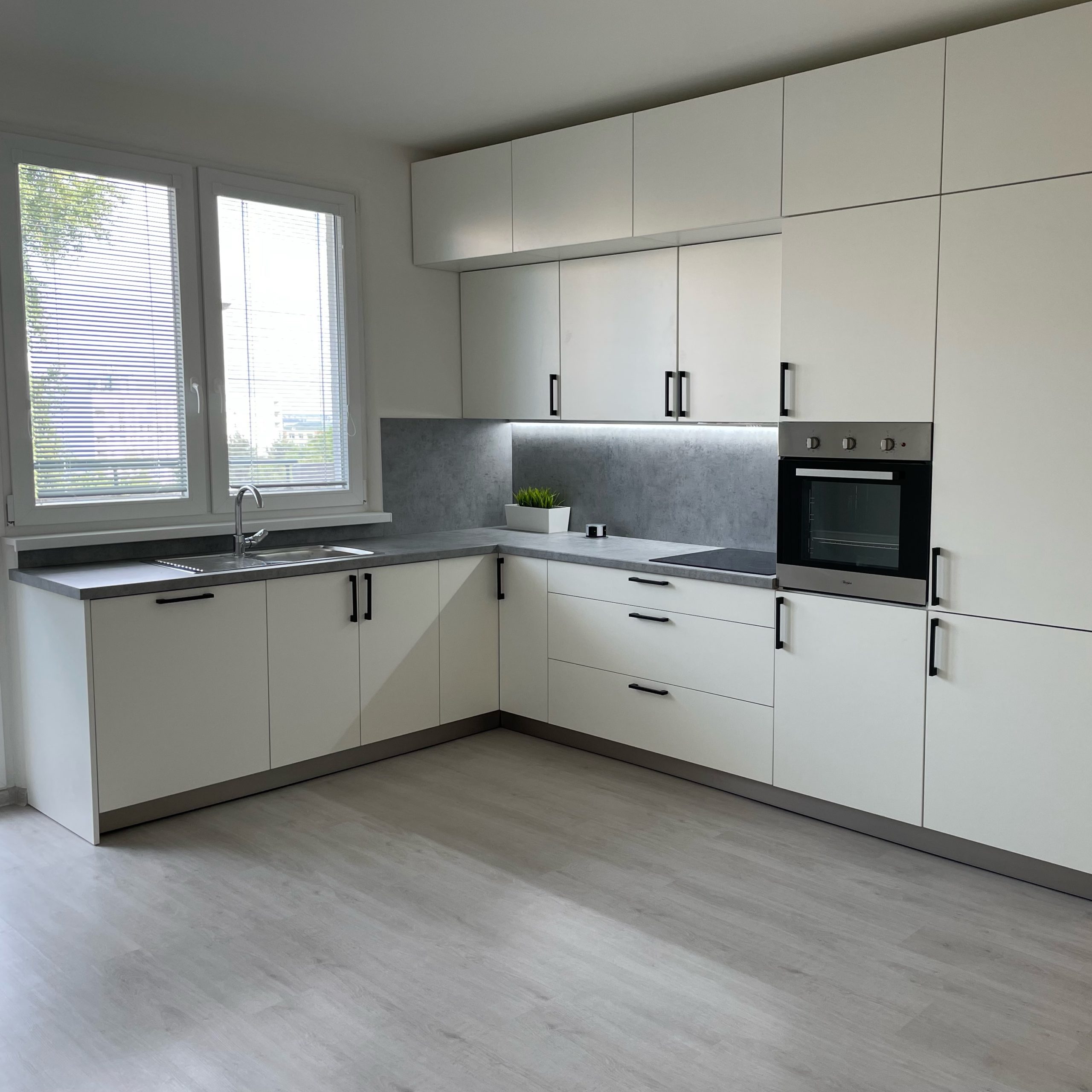 Moderná a minimalistická, taká je naša najnovšia realizácia kuchynskej linky v 4. izbovom byte u klienta v Bratislave.